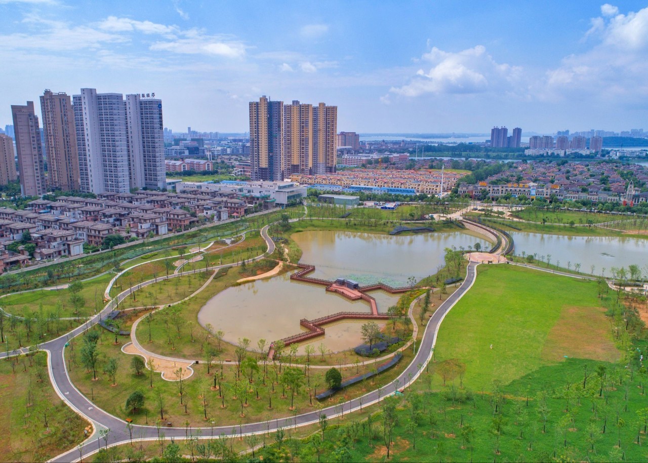 p>张公堤城市森林公园位于东西湖区,东至长江江滩,西南至汉江江滩
