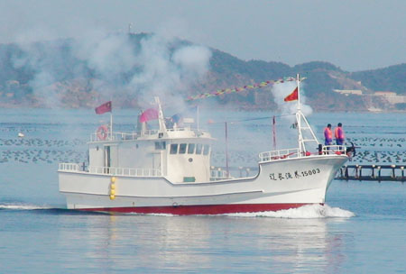 2009国庆前夕,中国第一艘frp(玻璃钢)渔船——