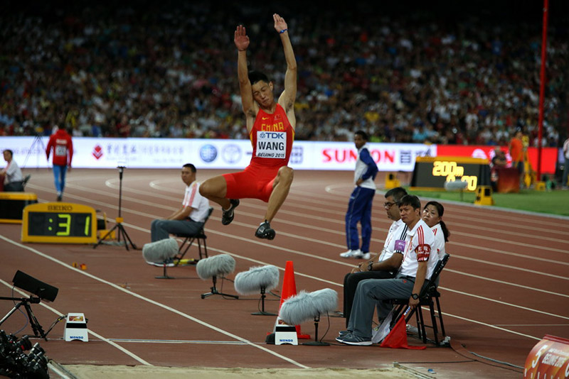 p>跳远(long jump,又称"急行跳远,是在助跑道上沿直线助跑,在跑进