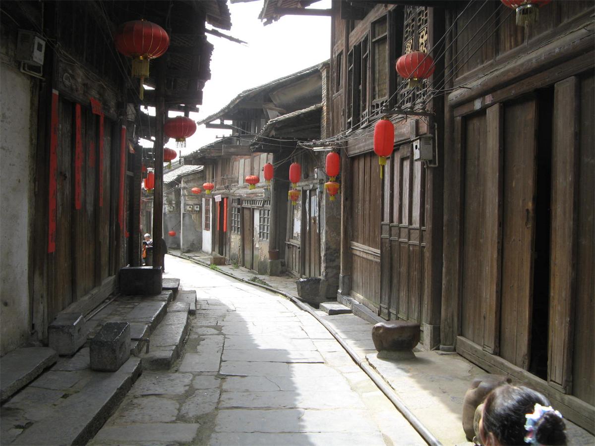 古老的大圩老街顺着漓江绵延2公里长,不宽的街道上铺着青石板,石板路