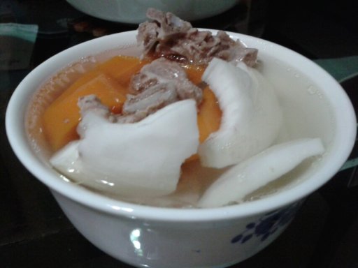 p>排骨椰肉汤,主要原料为排骨,辅料为椰子,味道鲜美可口/p>