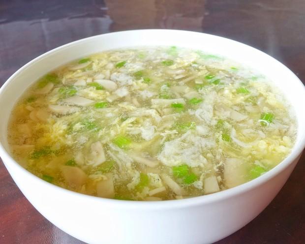 p>葱香蛋汤是一道汤品,以土鸡蛋,葱花,猪油,盐等为主要原料制成/p>