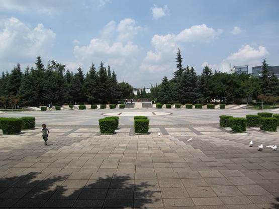 p></p></a>昆明宝海公园位于昆明城东南片区,与国贸中心毗邻,北临南过境路,东