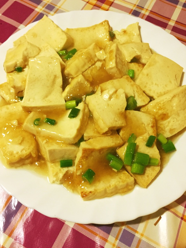  p>素烧豆腐是由豆腐,冬菇等为材料制作而成的一道菜品. /p>