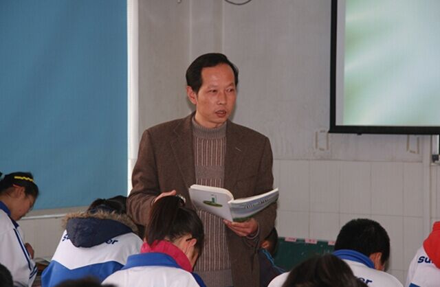 现任张家港港口学校校长,1967年6月生,中学物理高级教师,张家港教育