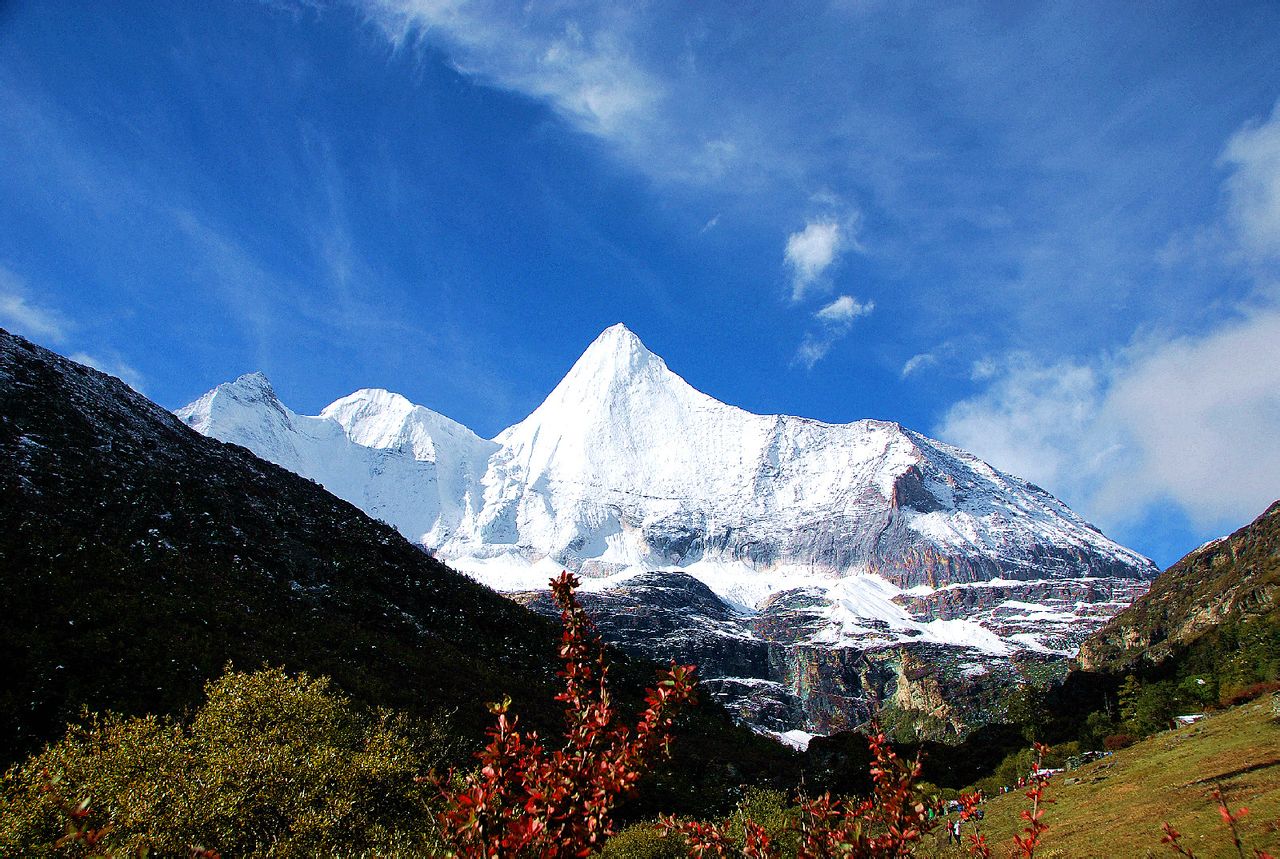 p>央迈勇神山为"三怙主"雪山的南峰,海拔高度为5958米,在佛教中排在"