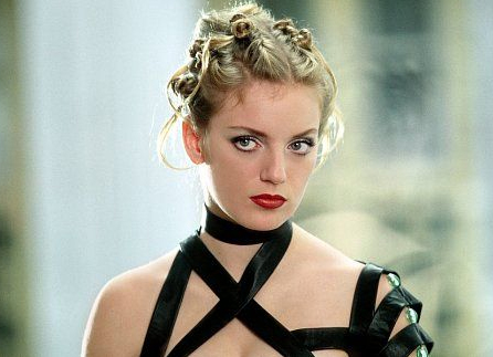  /p> p>1985年,六岁的萨拉·波莉因出演奇幻电影《神奇圣诞》而首次登