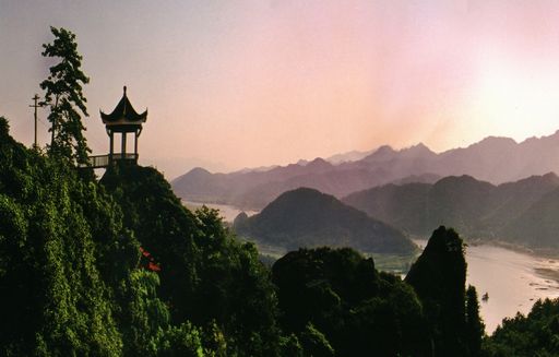 山镇西南景致旖旎的安华湖畔,浣江――五泄国家级风景名胜区主景之一