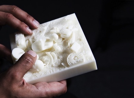 常用厚纸,铁板,布,木板,塑料等原料制作.教学用地图多