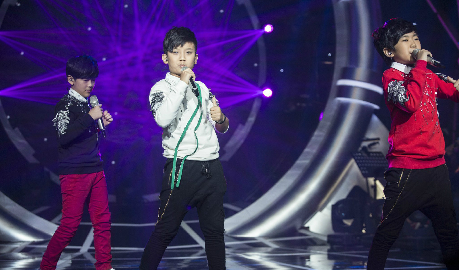 中国新声代第三季/a>学员"节奏小子"谢昊轩时尚潮流的苏格兰裙搭配