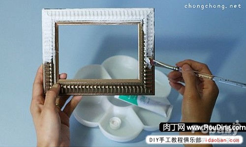 是用来装放相片的物品,主要用来收藏和保护相片使用,通常由纸壳和pvc