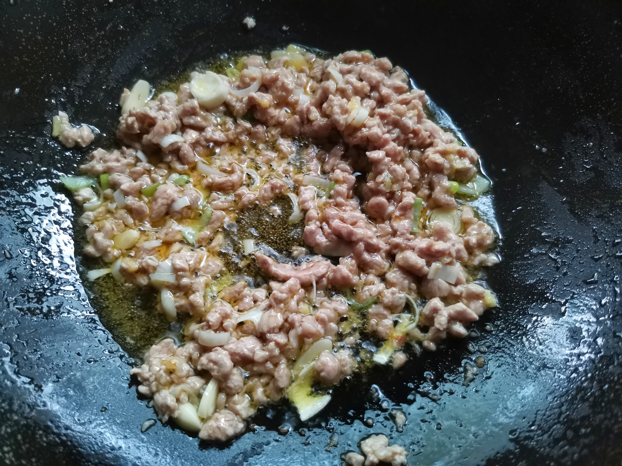  p>蒜香肉丁是一道由大蒜和猪后腿肉为主要材料做成的菜品,属于家常菜