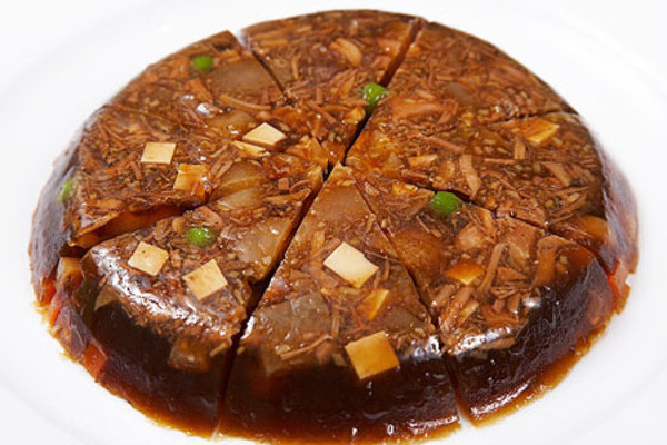 p>彝族风味肉冻是一道美食,主料是猪蹄,鸡蛋,调料