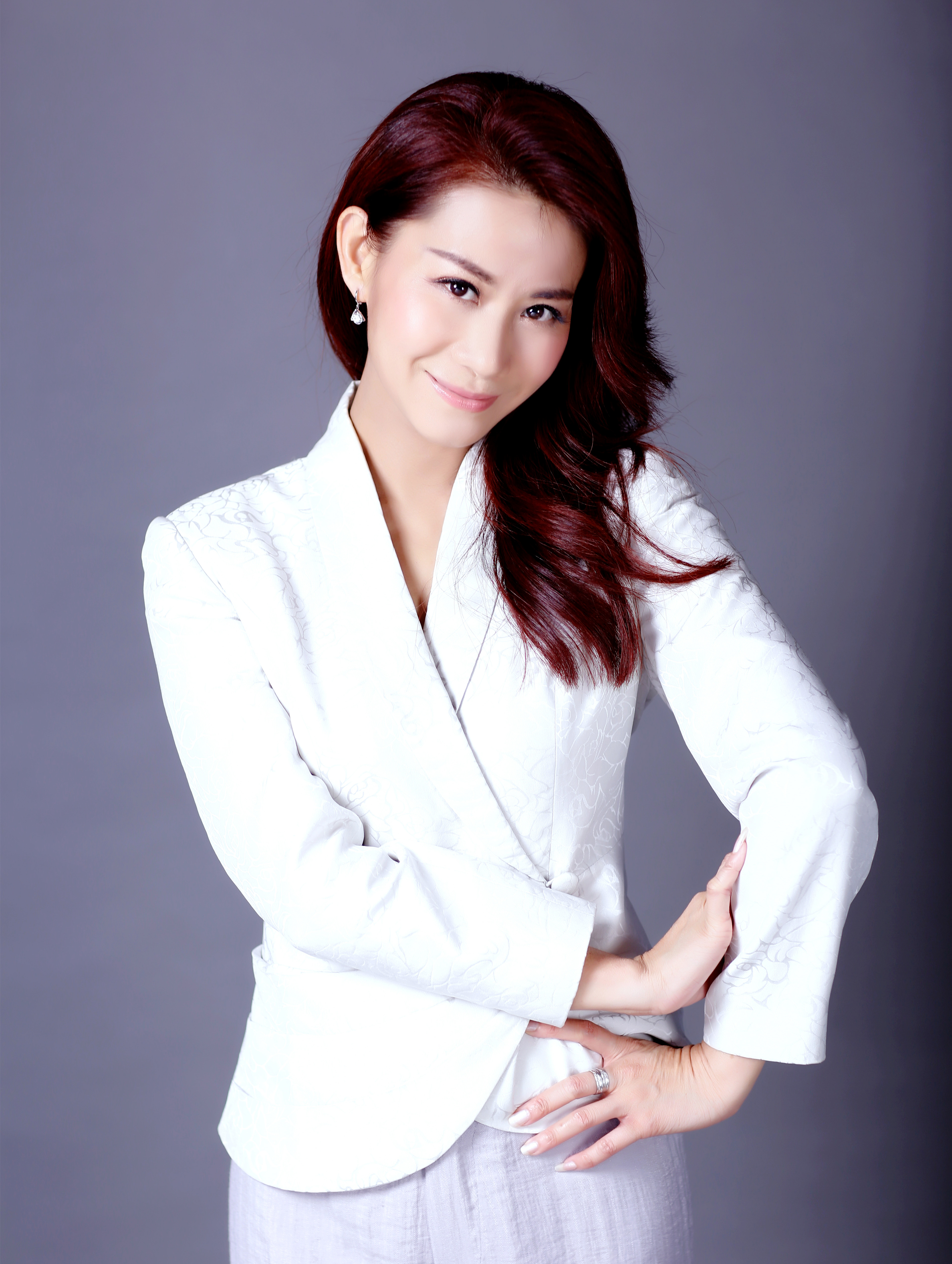 包含中央电视台财经新闻主持人的词条