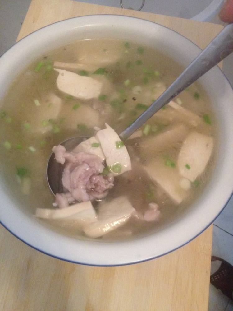 大地鱼猪瘦肉滚豆腐汤