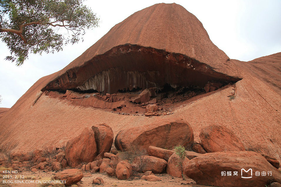 p>艾尔斯岩石(ayers rock)又名艾尔斯岩,艾尔斯巨石,当地原住民称其