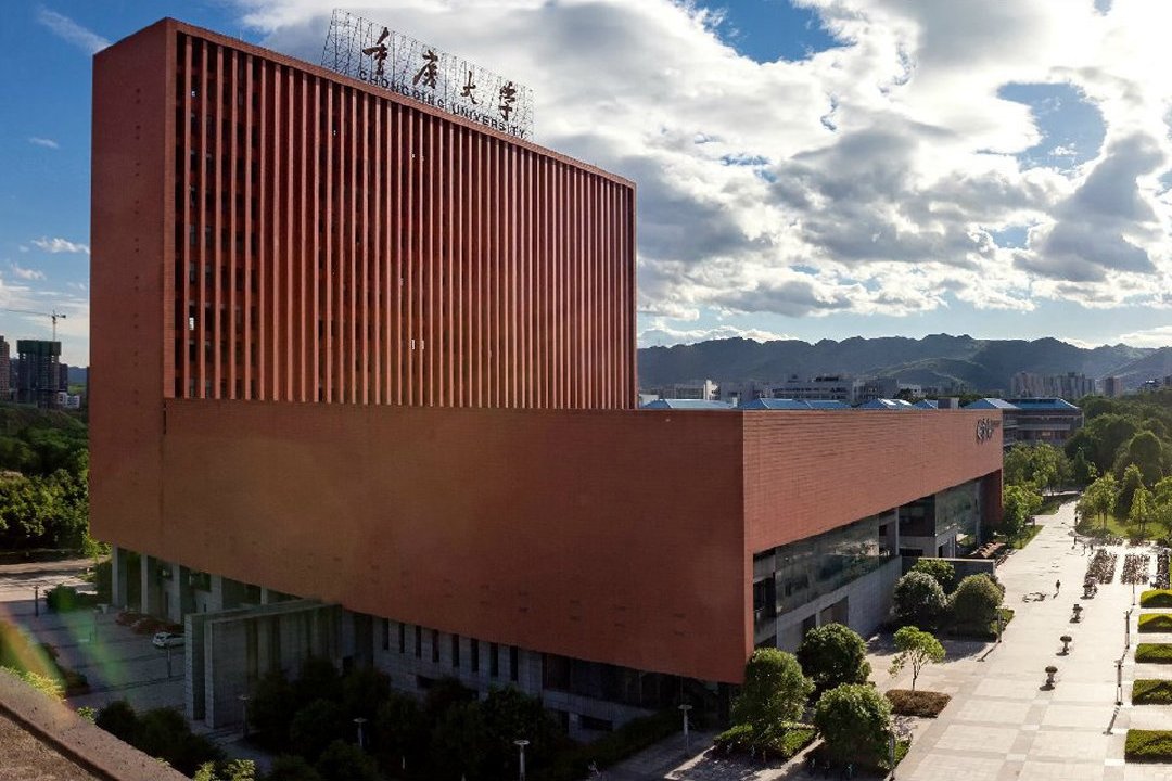 具有博士和硕士学位授予权的单位学校由位于渝中区的袁家岗校区和位于