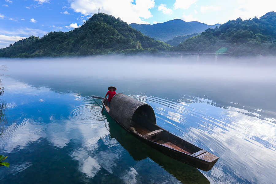  p></p></a>雾漫小东江是位于湖南省郴州市资兴市国家5a级旅游景区东江湖内的