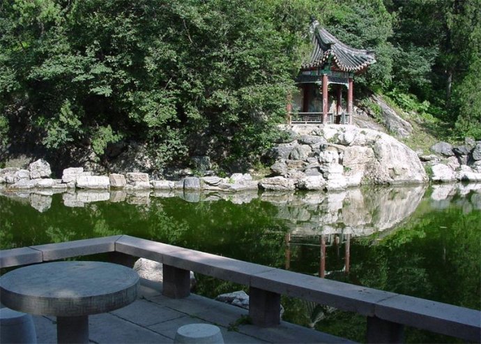 p></p></a>玉泉山风景秀丽,泉水清澈,晶莹如玉,山以泉名,故名玉泉.