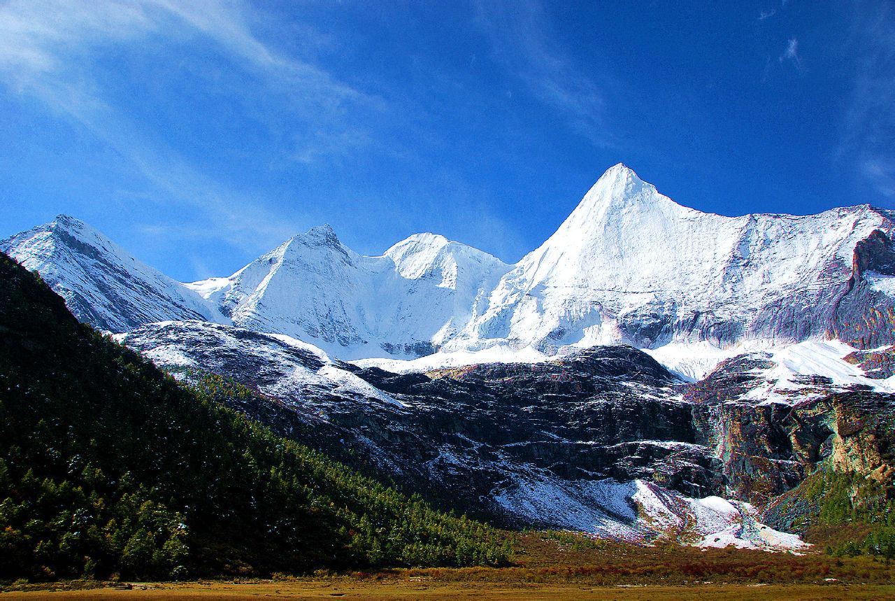 p>央迈勇神山为"三怙主"雪山的南峰,海拔高度为5958米,在佛教中排在"