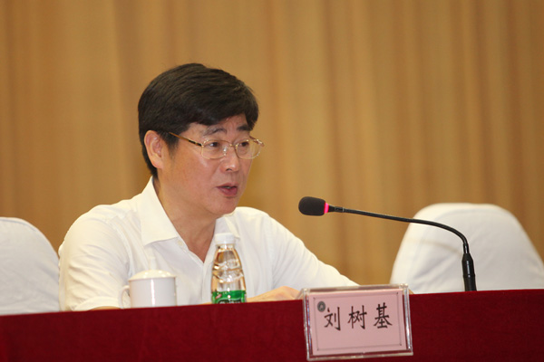 华南师范大学政治系毕业;曾任广东省东莞市副市长,东莞市委副书记