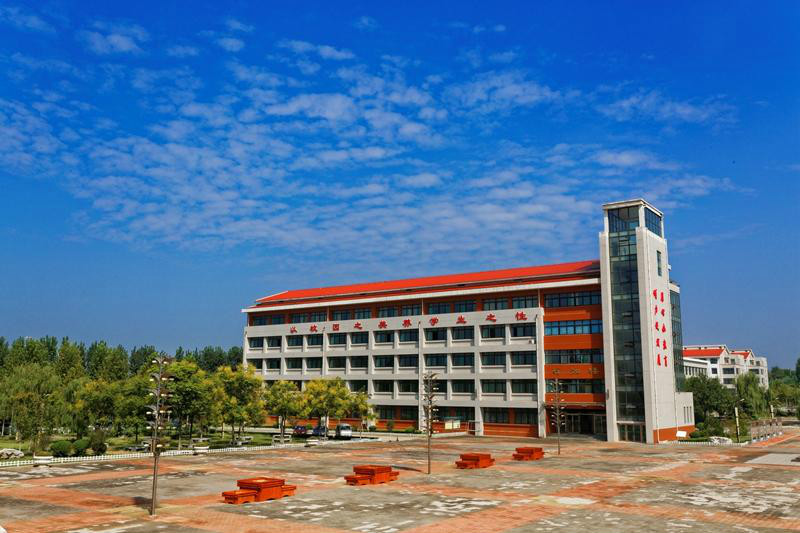 p></p></a>章丘一中坐落于具有1400余年历史的章丘古城—绣惠街道办事处.