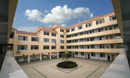 重庆市黔江区新华中学校