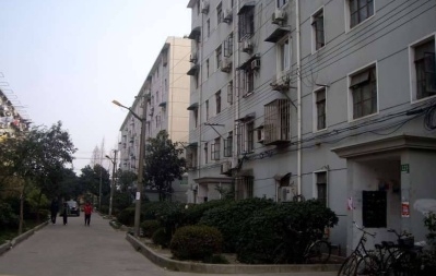 物业公司是泗塘新村物业,共有居民630