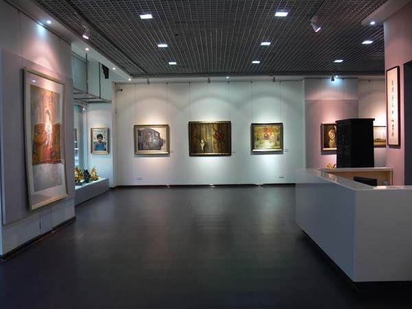 本馆展区面积4500平方米,共6个展厅,以美术收藏,美术教育,美术评论与