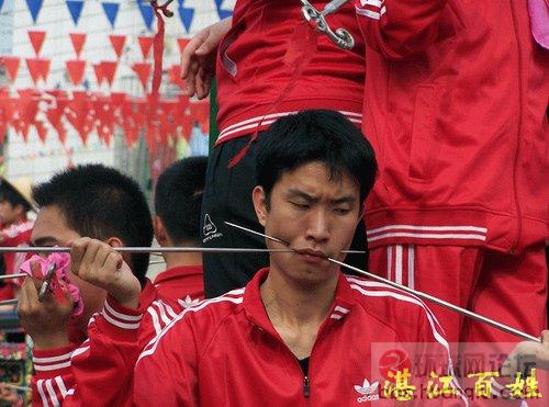  p>穿令箭又称穿腮,是元宵节期间,广东湛江各地乡村巡游表演的一项