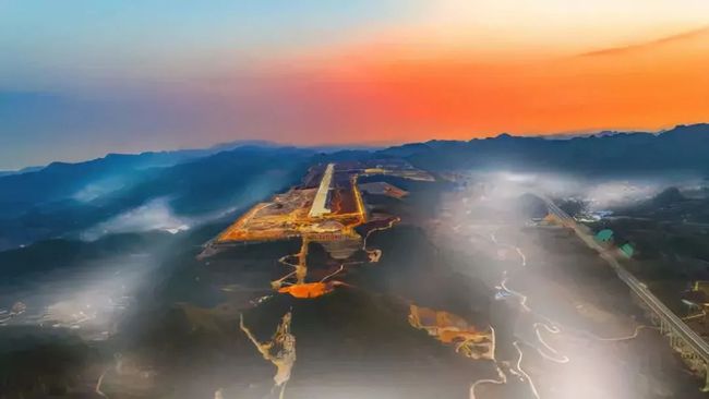 东南距吉首市中心约30千米,为4c级中国国内旅游支线机场