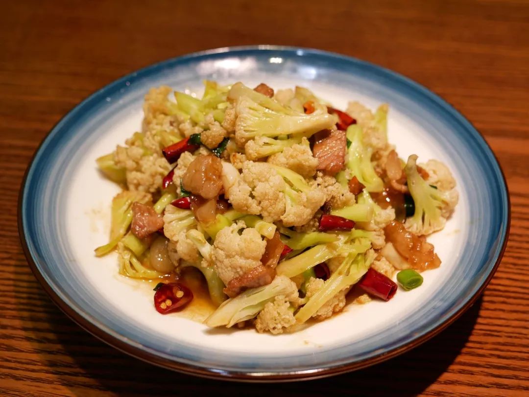  p></p></a>花菜香菇烩鸡肉是一道美食,主要食材有 a href=