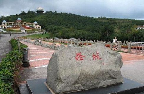依兰怪坡,是以怪坡为中心,山,林,水为主体,自然景观和人文景观为景点