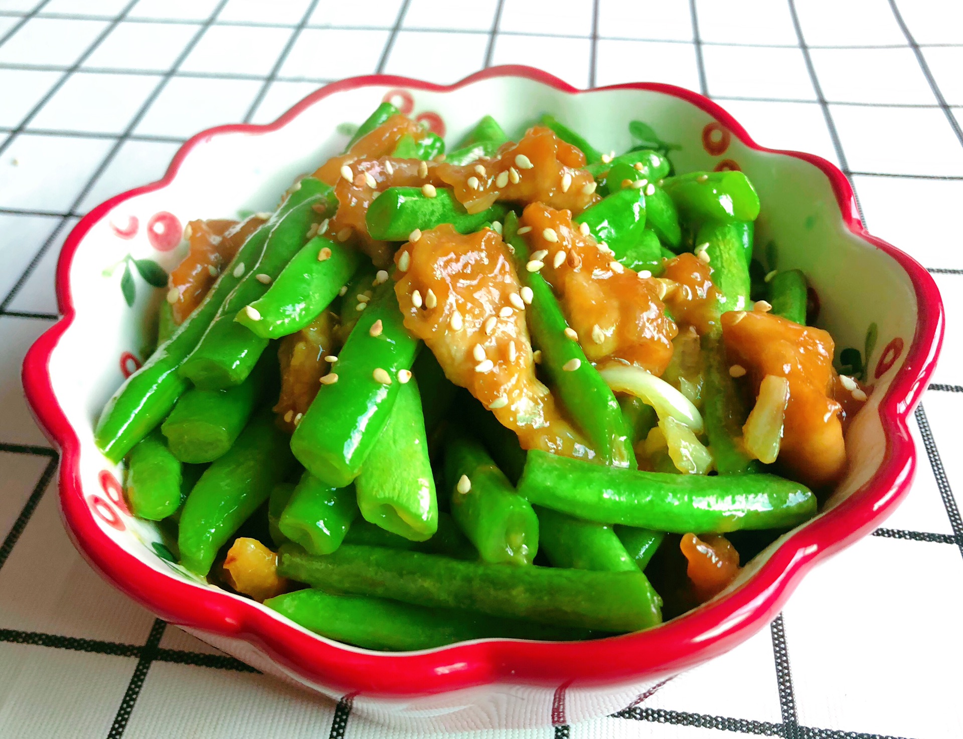 蔬菜切成喜欢的形状,香肠切段后切成菊花状,就是