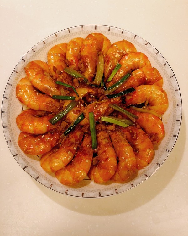 p>炆大虾是山东省传统的地方名菜,属于鲁菜系.