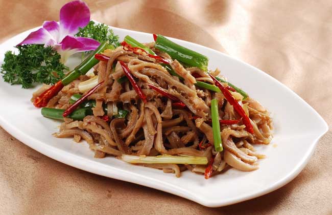 主要原料为羊肚,辅料是冬笋,主要调料是大葱,盐和香醋等,主要采用爆炒
