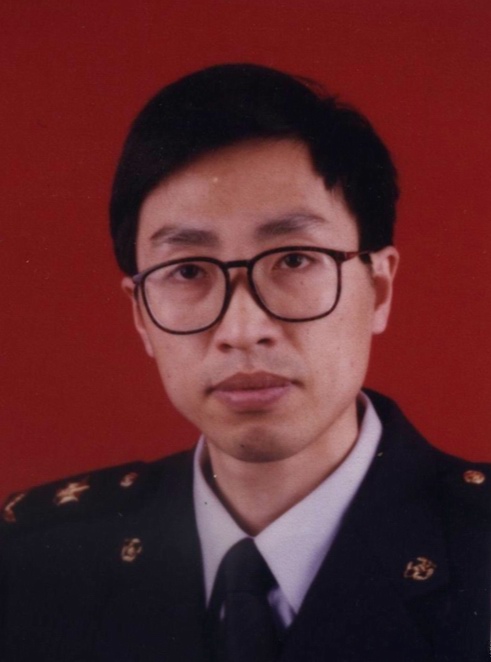 1968年4月出生,吉林通化人,大连理工大学无机化工系本科毕业,在职西安