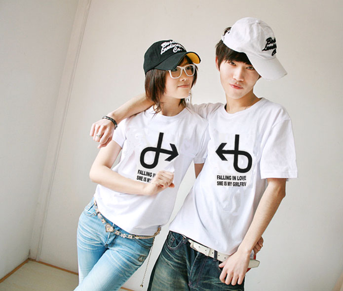 p></p></a>情侣装,是一个现代词汇,是指情侣双方穿的一对的衣服,可以是一样的