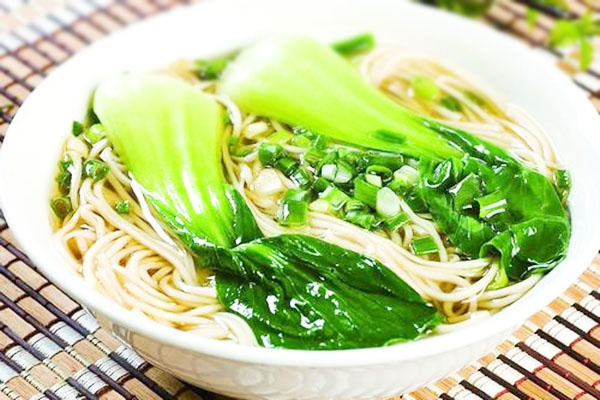 面是一道家常菜品,主要食材有青菜,生面条,色拉油,浓汤宝,盐,猪油等