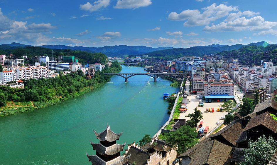 位于黔东南州东南边隅,依黔面楚,东界湖南省 a target=