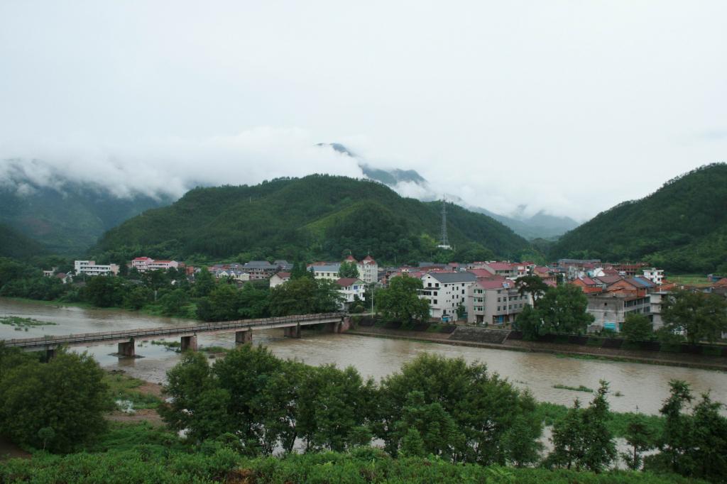 宣平溪自赤圩入境,经吾赤口,白岸口,马村,畎岸,黄岭上村出境,汇入瓯江