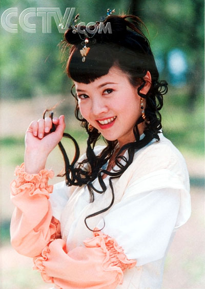 p>曾宝仪,1973年2月21日生于中国香港,节目主持人,歌手,演员.