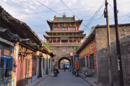 建于方形的砖券台基上,台基高8米,开十字交叉四个门洞,可通县城东西