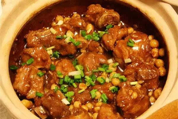 鸡头米排骨煲