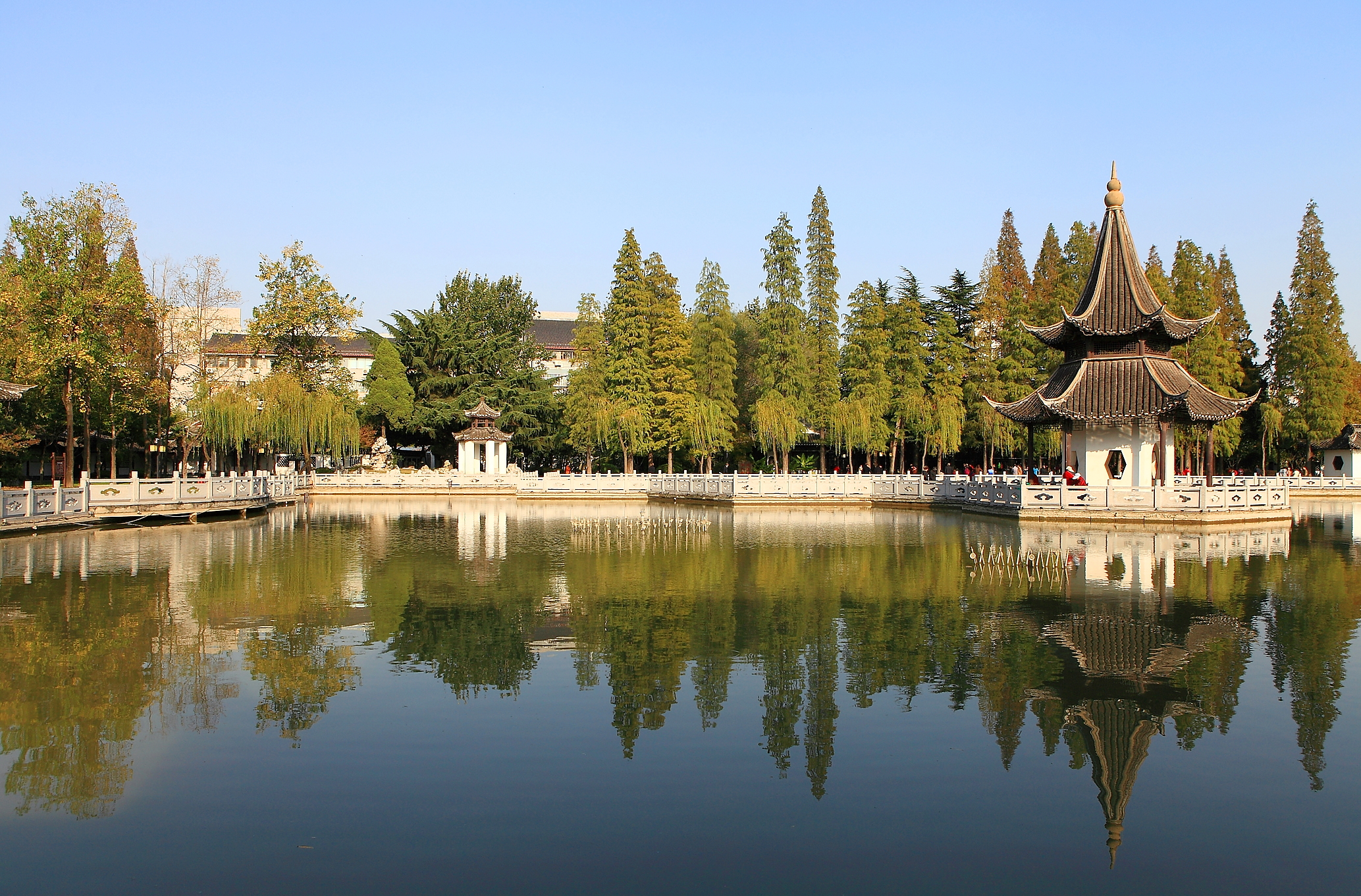 过去叫城南公园,位于淮安市区人民南路之西侧,环城路之北侧,是苏北