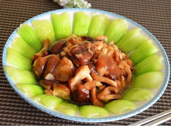  p>香菇炒油菜是由香菇,油菜为主要食材做成的一道家常菜品,口味清淡