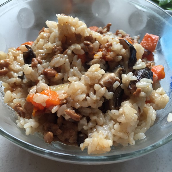 酱油肉香菇焖饭