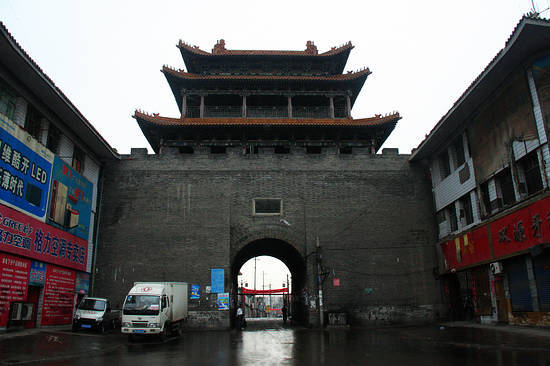 偏关县古称林湖,始称偏头关,偏头寨,五代置偏头砦,元改偏头关,清改称