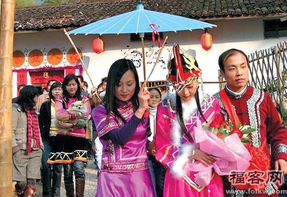 唐代,居住在福建,广东,江西三省交界地区的包括畲族先民在内的少数