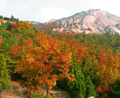  p>莲花山,位于山东省泰安市新泰市,古称新甫山,后因九峰环抱,状似